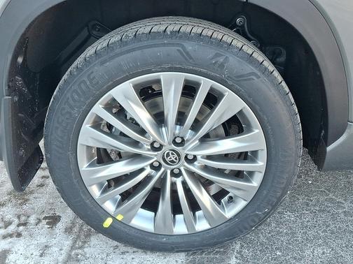 2026 Toyota Highlander Hybrid Platinum