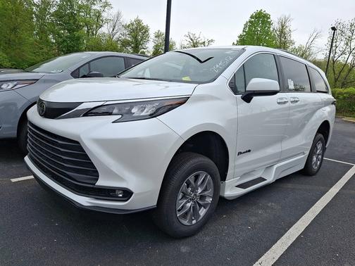 Wind Chill Pearl 2026 Toyota Sienna XLE