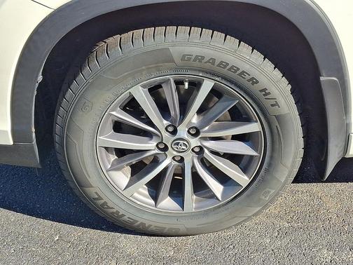 Blizzard Pearl 2018 Toyota Highlander Hybrid XLE