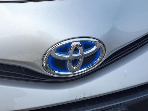 2017 Toyota Prius v Five