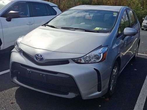 2017 Toyota Prius v Five