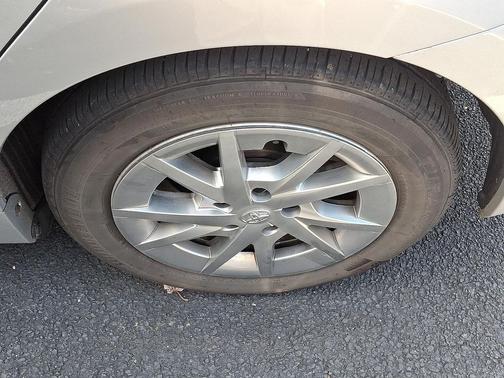 2017 Toyota Prius v Five