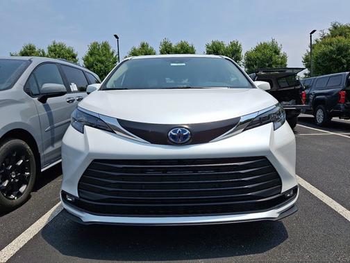 2025 Toyota Sienna XLE