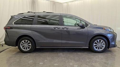 2025 Toyota Sienna LE