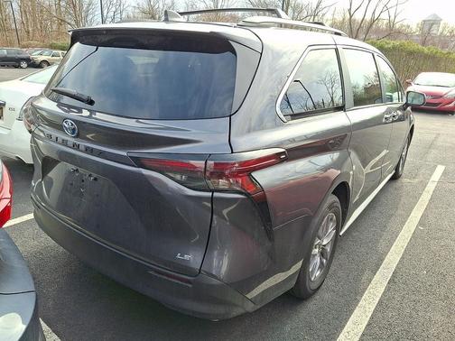 2025 Toyota Sienna LE