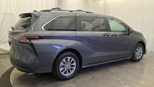 2025 Toyota Sienna LE