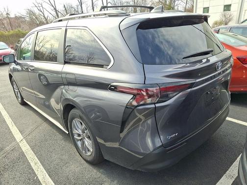 2025 Toyota Sienna LE