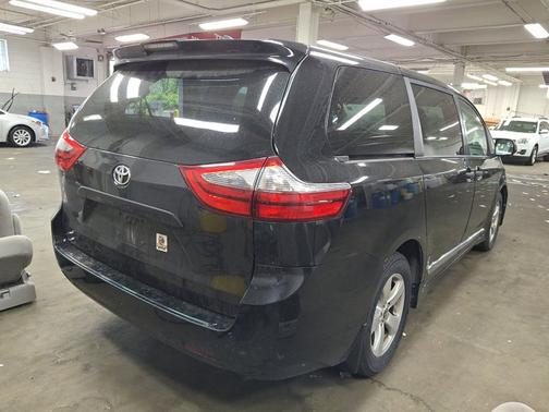 Midnight Black Metallic 2020 Toyota Sienna SE