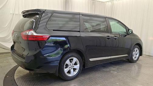 Midnight Black Metallic 2020 Toyota Sienna SE