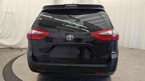 Midnight Black Metallic 2020 Toyota Sienna SE