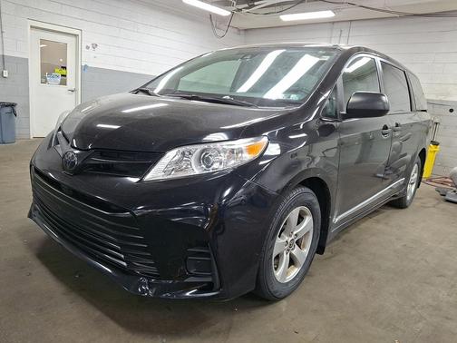 Midnight Black Metallic 2020 Toyota Sienna SE