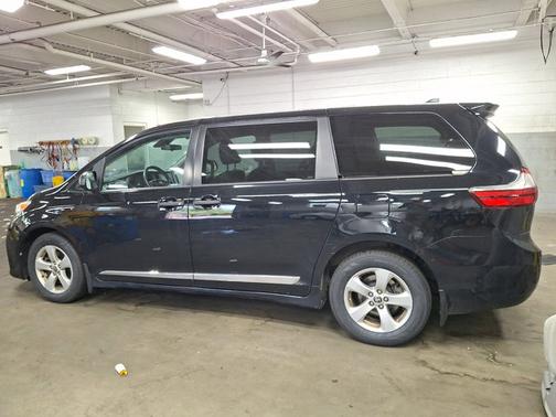 Midnight Black Metallic 2020 Toyota Sienna SE