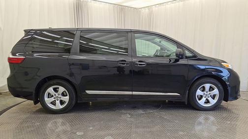 Midnight Black Metallic 2020 Toyota Sienna SE