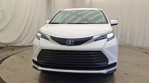 2025 Toyota Sienna LE