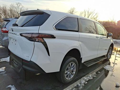 2025 Toyota Sienna LE