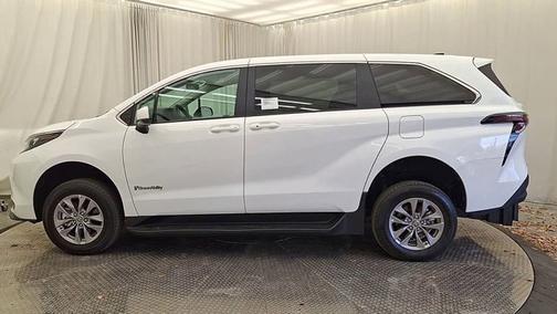 2025 Toyota Sienna LE