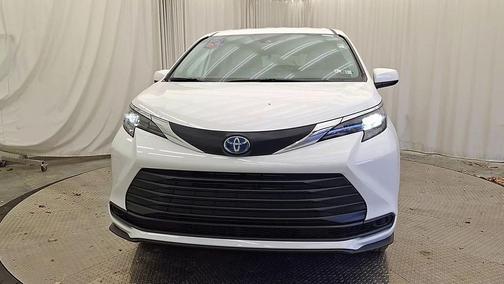 2025 Toyota Sienna LE