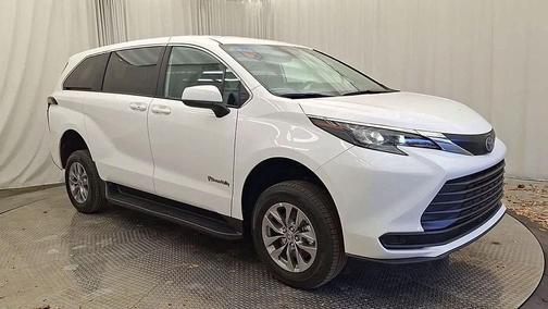 2025 Toyota Sienna LE