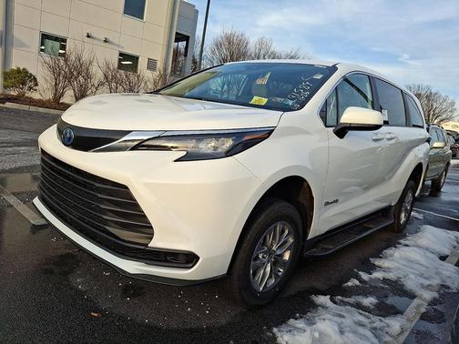 2025 Toyota Sienna LE