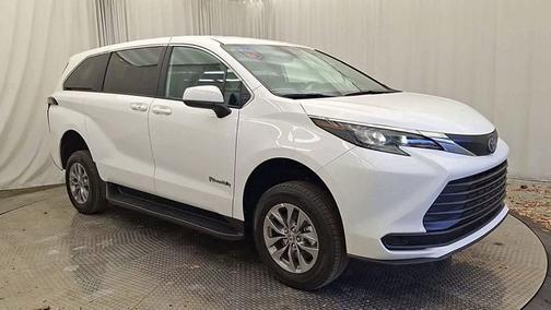 2025 Toyota Sienna LE