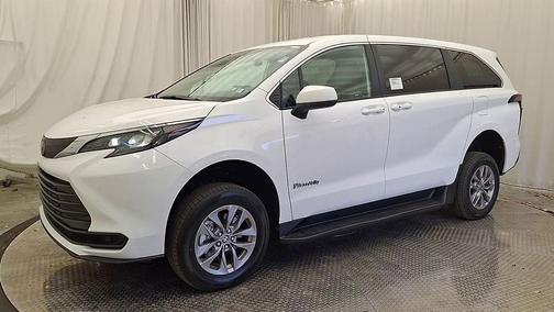 2025 Toyota Sienna LE