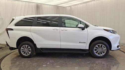 2025 Toyota Sienna LE