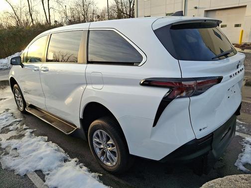 2025 Toyota Sienna LE