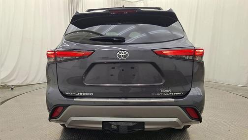 Magnetic Gray Metallic 2022 Toyota Highlander Platinum