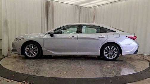 2019 Toyota Avalon Hybrid XLE