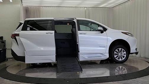2022 Toyota Sienna XLE