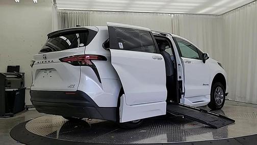2022 Toyota Sienna XLE