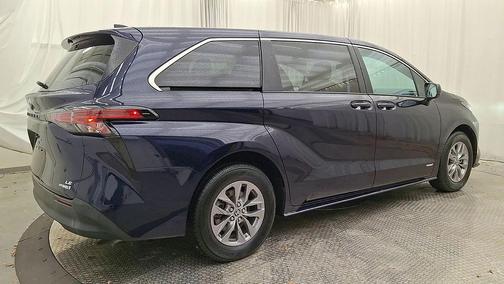 2021 Toyota Sienna LE