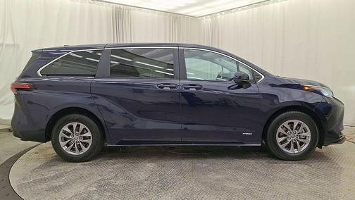 2021 Toyota Sienna LE