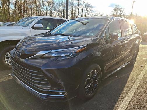 2025 Toyota Sienna Platinum