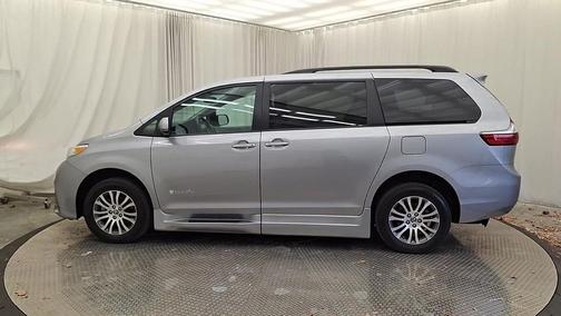2018 Toyota Sienna XLE