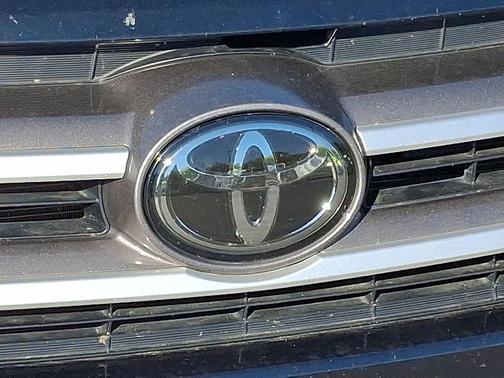 Midnight Black Metallic 2019 Toyota Highlander XLE