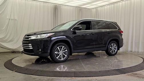 Midnight Black Metallic 2019 Toyota Highlander XLE