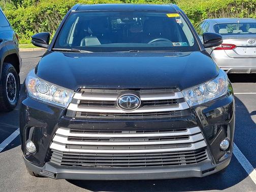 Midnight Black Metallic 2019 Toyota Highlander XLE