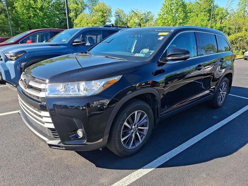 Midnight Black Metallic 2019 Toyota Highlander XLE