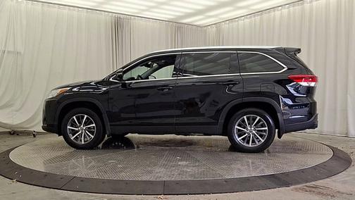 Midnight Black Metallic 2019 Toyota Highlander XLE