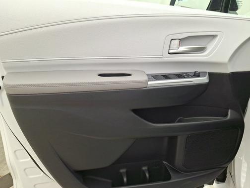 Wind Chill Pearl 2026 Toyota Sienna XLE