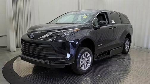 2024 Toyota Sienna LE