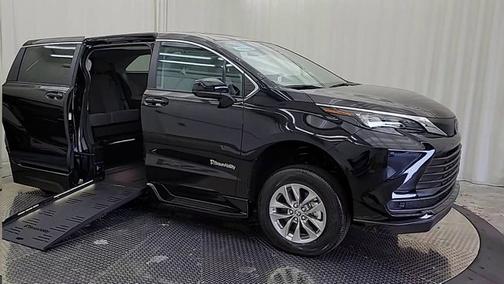 2024 Toyota Sienna LE