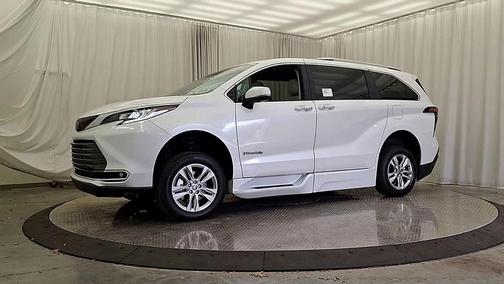 Wind Chill Pearl 2026 Toyota Sienna Limited