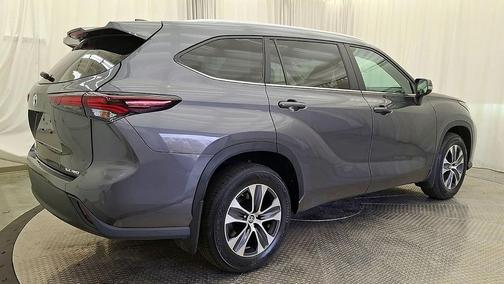 Magnetic Gray Metallic 2024 Toyota Highlander XLE