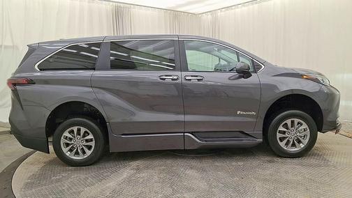 2025 Toyota Sienna XLE