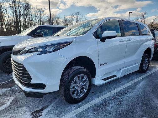 2025 Toyota Sienna LE