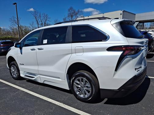 Wind Chill Pearl 2026 Toyota Sienna XLE