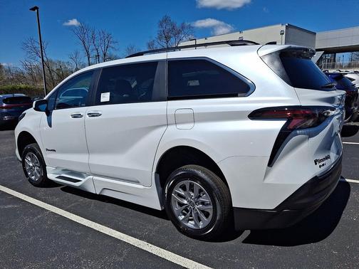 2026 Toyota Sienna XLE