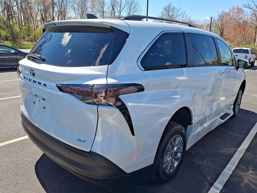 Wind Chill Pearl 2026 Toyota Sienna XLE